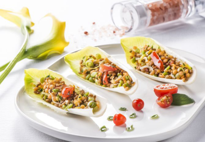 Salada de grãos e leguminosas da chef Flávia Montrucchio. Foto: Letícia Akemi/ Gazeta do Povo.