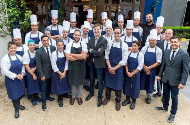 Chef Luiz Filipe e toda a equipe do restaurante Evvai. Foto: Divulgação/Facebook