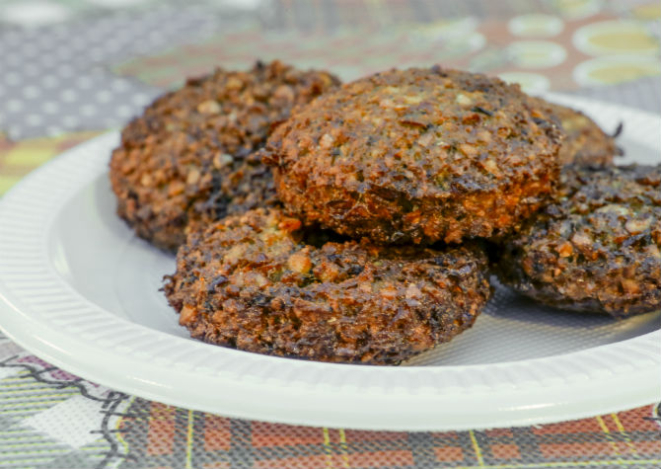 Quibe grelhado na churrasqueira. Foto: Hugo Harada/Gazeta do Povo.