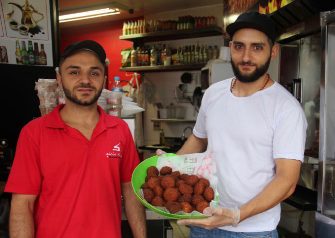 A especialidade dos amigos John Eshak (vermelho) e Elian Soucar, do Sítio Sírio, é o bolinho de falafel.