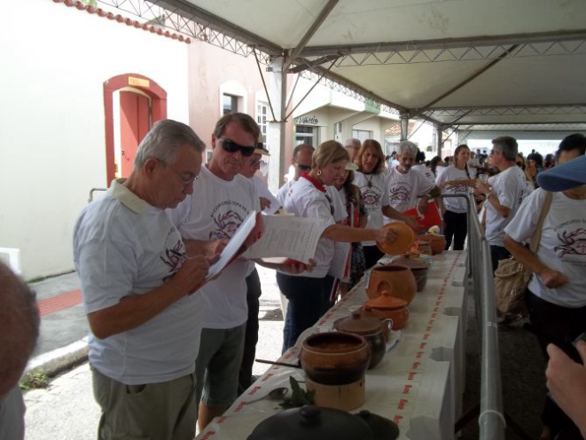Os jurados avaliam a melhor sopa de siri da região na edição passada do Festival. Foto: Divulgação<br>