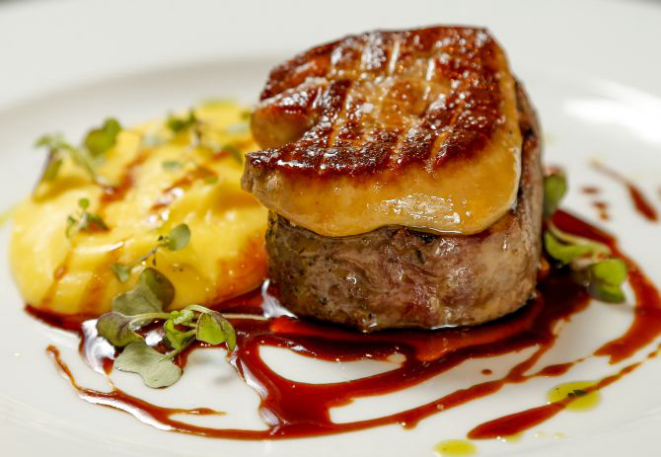 Tournedo Rossini com escalope de foie gras,é um clássico da gastronomia francesa. Foto: Hugo Harada/Gazeta do Povo.