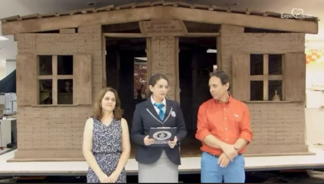 A empresa Casa de Chocolate recebe o certificado do Guinnes