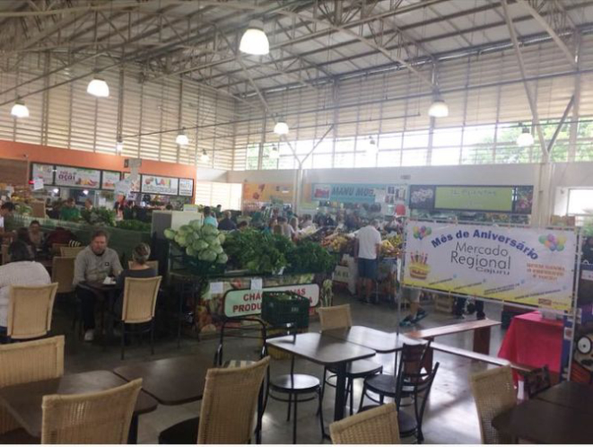 Área gastronômica do Mercado Regional do Cajuru. Foto: Laura Beal Bordin