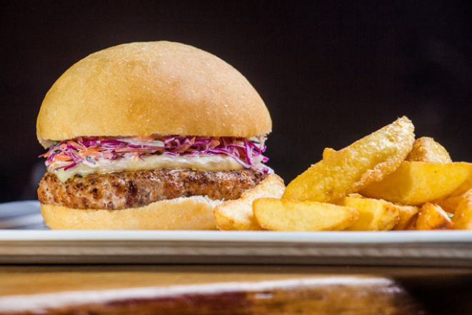 Burger de Porco Moura será o prato principal do evento. Foto: Daniel Prando/Divulgação