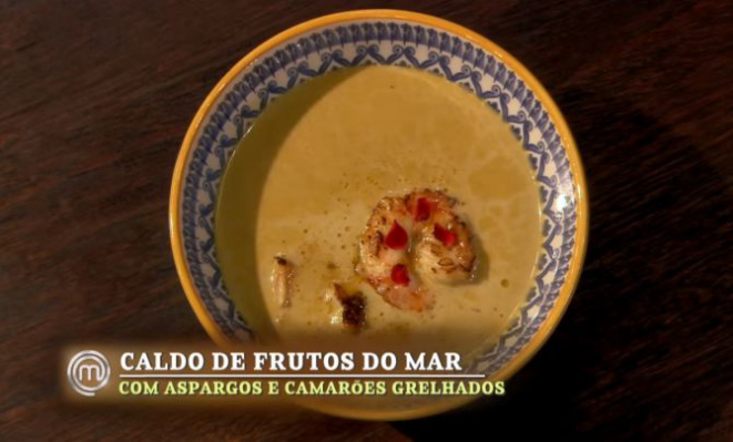 Evandro preparou um caldo de frutos do mar com aspargos e camarão grelhado e foi o destaque positivo da noite. Foto: Reprodução/Youtube