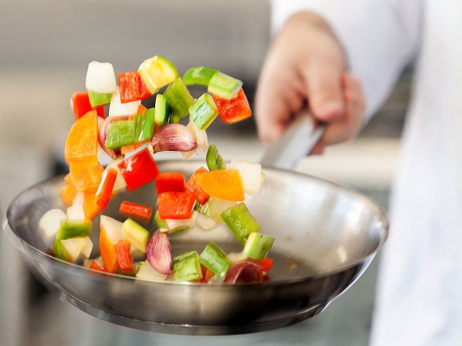 Saltear é isso mesmo: fazer os alimentos “saltarem” da frigideira, para que eles tenham contato com a gordura. Esse método realça as cores, dá mais brilho e mantém a textura e o sabor.<br>Fernando Zequinão/Gazeta do Povo