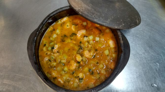 Como manda a tradição catarinense, não pode faltar o urucum na hora de preparar o camarão com chuchu. Foto: Divulgação/IFSC