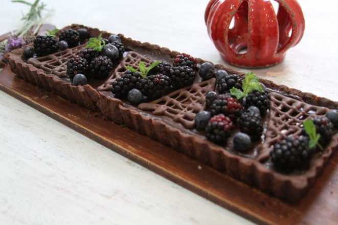 Torta de ganache e amora (R$ 82, 10 fatias) da Chá com Alice. Foto: Divulgação