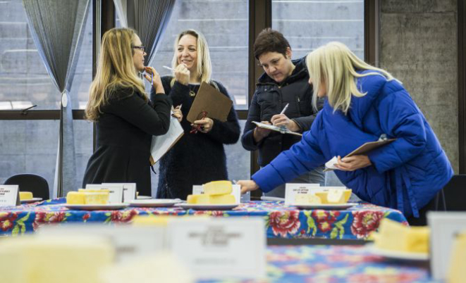 As quatro juradas - Márcia Rapacci, Rosane Radecki, Flavia Rogoski e Jussara Voss - durante as avaliações. Foto: Leticia Akemi/Gazeta do Povo