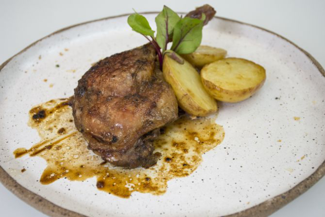 Confit de pato na banha feito pelo chefe Guile.
