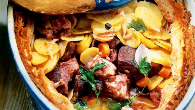Potée alsacienne ou “bäckeoffe”, em alemão, cozido de batata com carnes de boi, porco e carneiro. Foto: Divulgação