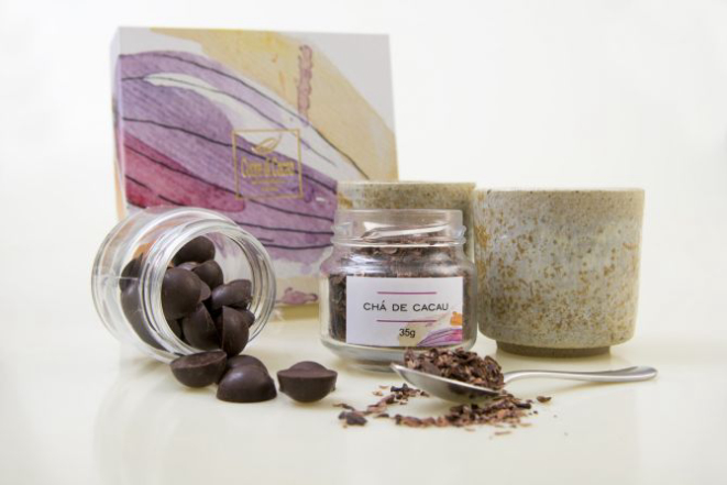 Uma das sugestões da Cuore di Cacao é a infusão de cacau. O kit vem com um par de copos de cerâmica. Foto: Divulgação