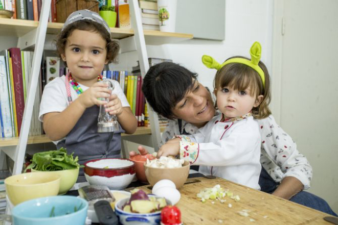 Manu Buffara e as filhas Helena e Maria: elas ajudam a fazer o ovo de domingo. Foto: Hugo Harada/Gazeta do Povo