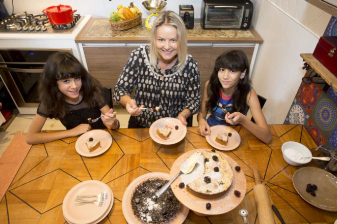 Amoras da terra natal de Vania Krekniski estão na receita feita com Júlia e Helena. Foto: Hugo Harada/Gazeta do Povo