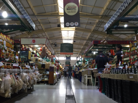No Mercado Municipal de Curitiba movimento despenca e preços disparam