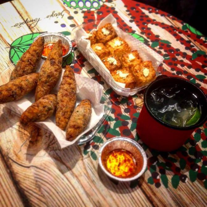 Bolinho de linguiça com geleia de gengibre e Dadinhos de Tapioca com Queijo Roquefort, são as entradas mais pedidas. Foto: Divulgação