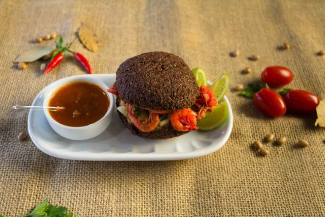 O petisco do Casa Velha para 2018 é um bolinho de grão de bico frito e recheado com camarão seco defumado, vinagrete, tahine e caruru (R$ 16,90). Foto: Marta Cavalcanti/Divulgação