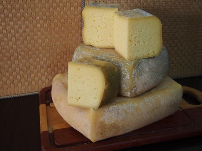 O queijo diamante tem as bordas bem amareladas. Foto: Tiago Dardaeu