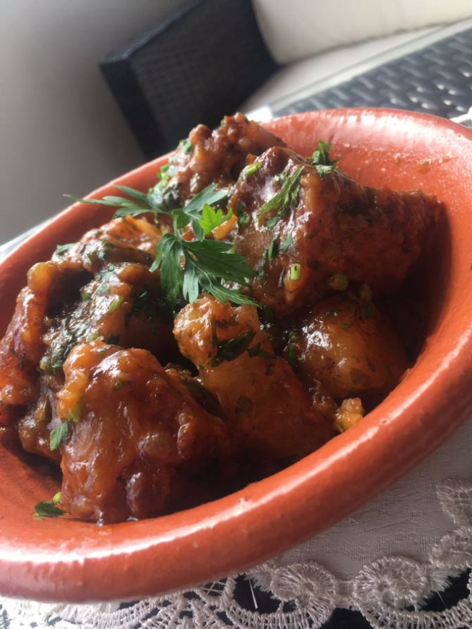 Nas mãos da ganhadora do Masterchef Michele Crispim, os pratos que levam urucum são aqueles que remetem às lembranças familiares, como a rabada com aipim. Foto: Michele Crispim