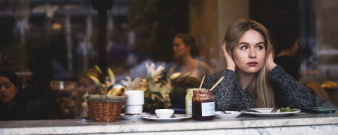 Música alta no restaurante induz clientes a pedirem comida não saudável