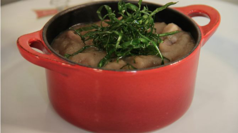 Sopa de pinhão com cracóvia e especiarias