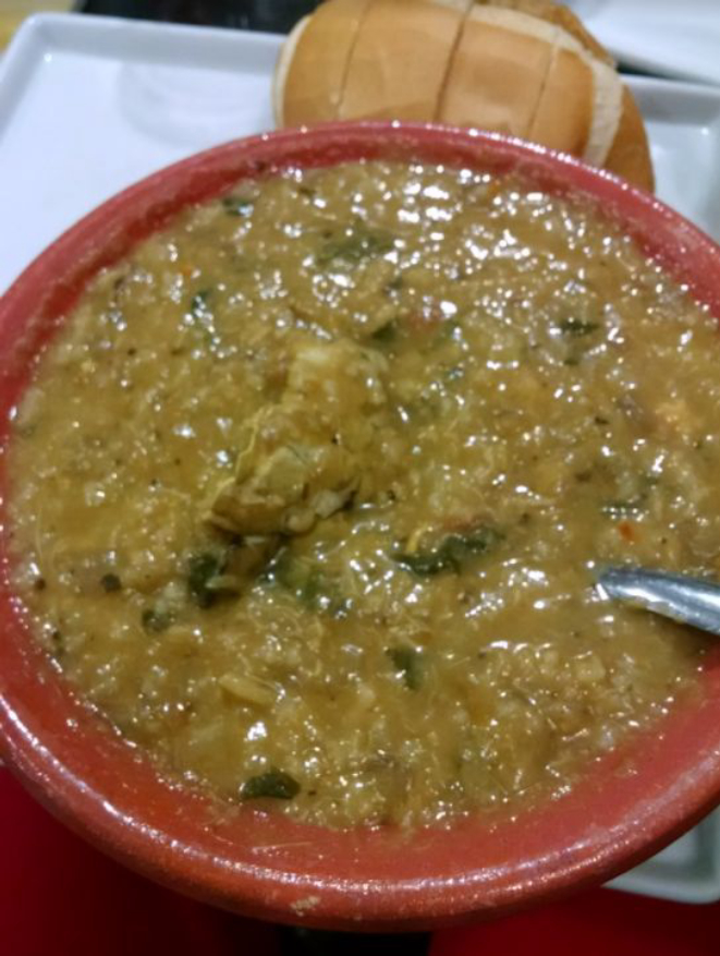 Prato típico da região da Grande Florianópolis, a sopa de siri é feita com colorau, que acrescenta a cor avermelhada à receita. Foto: Divulgação/IFSC