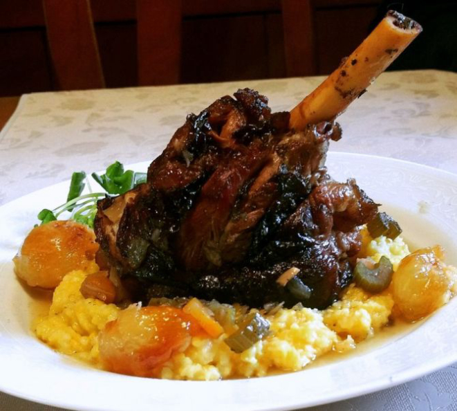 Stinco de cordeiro com quirera do Panela de Anacreon.