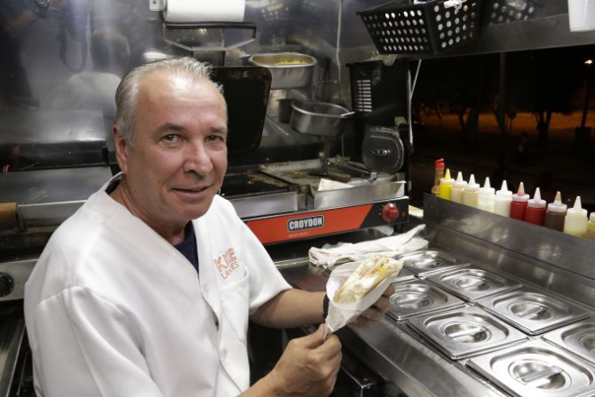 Próximo ao Terminal Barreirinha, na Praça Júlio Dotti, Sérgio Luiz Borba, de 59 anos, tem seu ponto desde 1986. Foto: Luiz Costa/SMCS