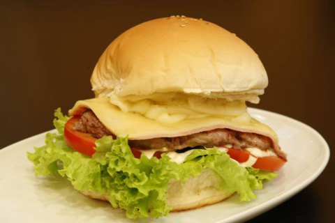 Restaurantes ficam quase vazios no fim de semana e clientes pedem delivery