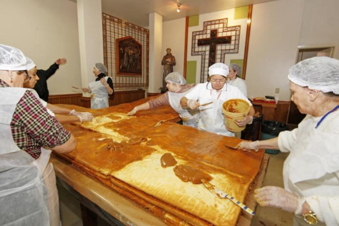 Produção do bolo na Paróquia Bom Jesus em 2014. Foto: Antonio More.