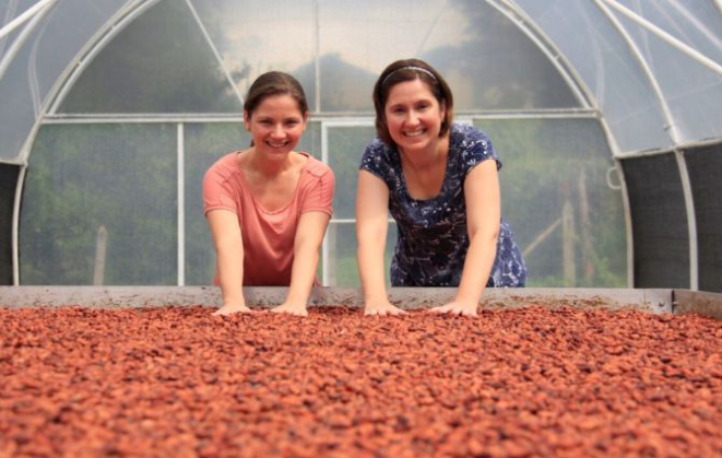 Carolina (à esquerda) e Bibiana Schneider, irmãs por trás da Cuore di Cacao. Foto: Divulgação