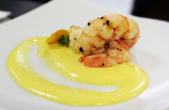 Camarão cozido no vapor e ervas com molho holandês, servido por Roberta Schwanke. Foto: Graciele Modesto/Divulgação.