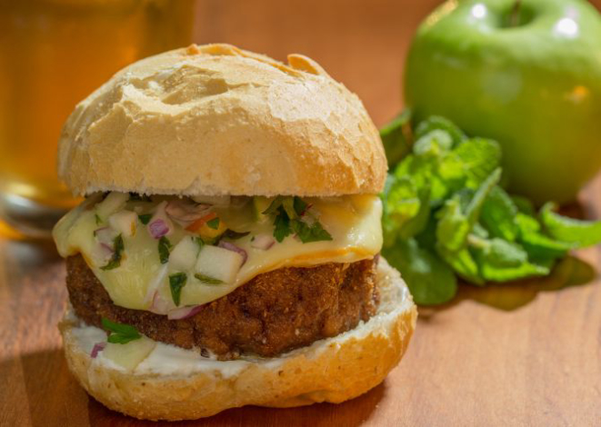 Pão com bolinho do bar Belvedere. Festival do sanduíche segue até domingo, 24 de junho, em Curitiba. Foto: Divulgação