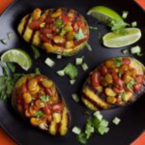 Abacates grelhados com feijões ao molho barbecue e bourbon