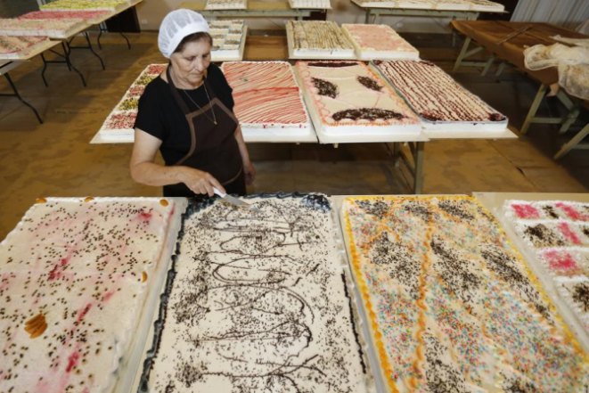 Produção dos bolos no ano de 2014 no Santuário Nossa Senhora do Carmo. Foto: Henry Milleo.