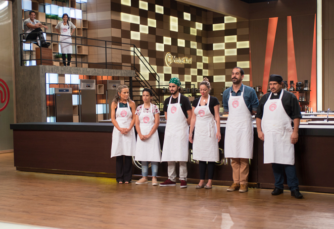 Os competidores do Masterchef tiveram de preparar chocolate em duas etapas na prova de eliminação. Foto: Carlos Reinis/Divulgação