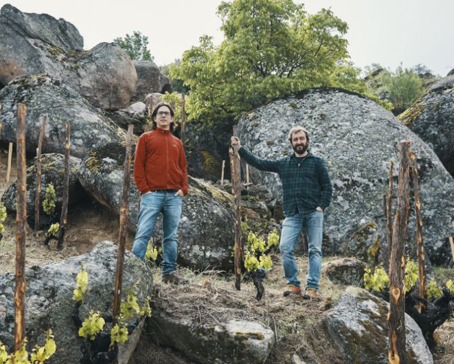 Fernando García, esquerda, e Daniel Gómez Jiménez-Landi, os proprietários da marca de vinhos Comando G, em uma de suas vinícolas em Navarrevisca, Espanha, a uma hora de Madrid.Foto: Gianfranco Tripodo/The New York Times
