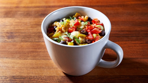 Arroz com milho, feijão e salsa de pimentas de micro-ondas