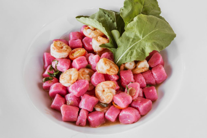 Nhoque de beterraba, camarão e rúcula. Fotos: Patrícia Amâncio