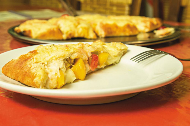 Calzone Moda da Casa (Califórnia e frango com catupiry). Foto: Marcelo Andrade/Gazeta do Povo.