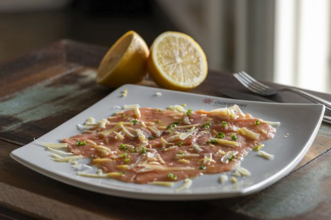 Carpaccio de salmão. Foto: Fernando Zequinão/ Gazeta do Povo