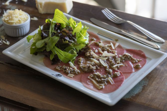 Carpaccio de carne: tradicional antepasto italiano. Foto: Fernando Zequinão/ Gazeta do Povo