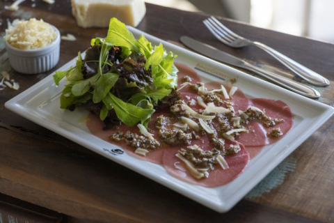 Carpaccio de carne com molho mediterrâneo