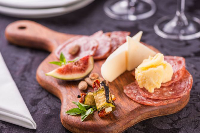 Tábua de antepasto do jantar harmonizado na Confeitaria Curitibana. Foto: Divulgação