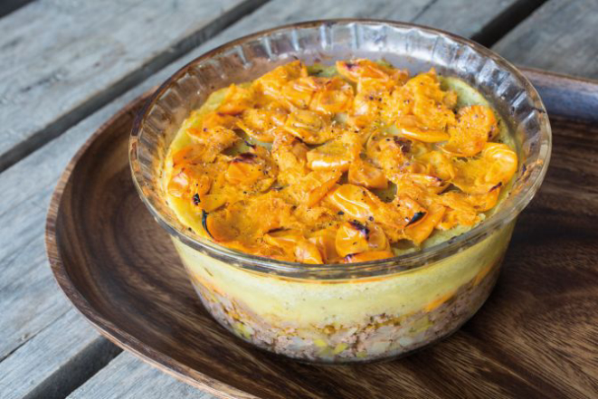 Cordeiro braseado com purê de batata doce e butiá.