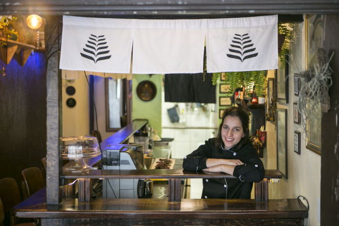Fernanda Saltore, que abandonou a dieta carnívora no fim de 2017: "A cozinha vegetariana é um mundo incrível que as pessoas deveriam conhecer mais". Foto: Marcelo Andrade/Gazeta do Povo.