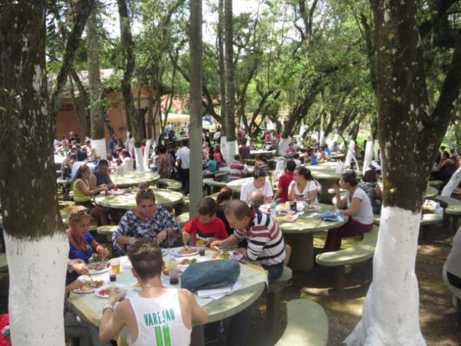 Uma das edições da festa no Bosque São Cristóvão, no bairro Santa Felicidade, em Curitiba. Foto: Reprodução/Facebook