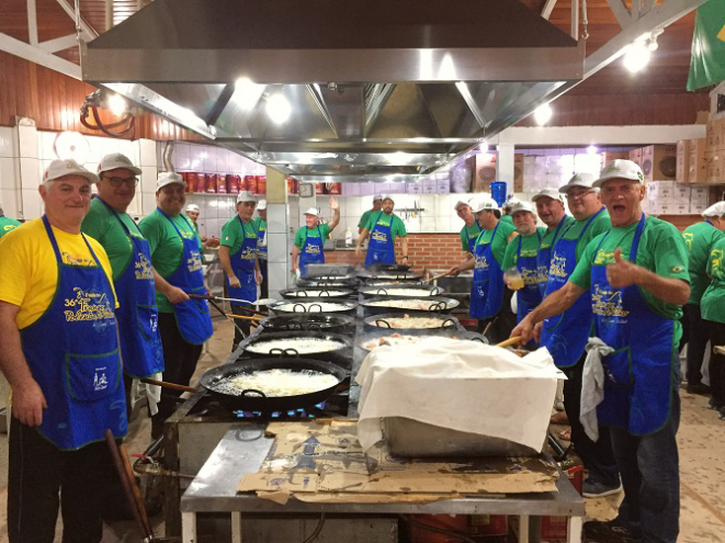 Voluntários se unem para preparar os alimentos para a Festa do Frango com Polenta em Santa Felicidade. Foto: Marina Mori / Gazeta do Povo