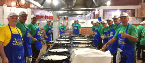 Amizade com polenta: voluntários garantem 20 toneladas de comida típica em festa de Santa Felicidade
